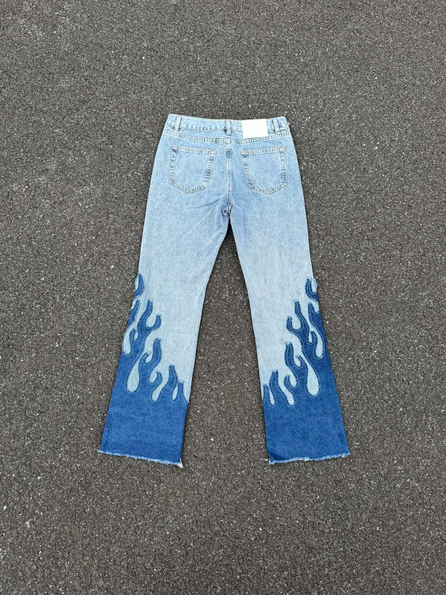 P260💰G88 GALLERY DEPT. Denim splicing flame🔥flare pants washed distressed splicing jeans GALLERY is attracted by these bell-bottom pants. Whether it is a reset of Carhartt or Levis, it has created a strong brand style. Since these pants are modified from rare vintage, the production capacity is limited. Therefore, after many icons wore them, these pants were once hard to find. Later, perhaps due to the improvement of GD's business in the past two years and the expansion of production lines, the brand itself lowered the price, so I can't wait any longer for these pants this year and will definitely buy them. During the process of the denim washing plant, the owner of the washing plant helped introduce a boss who had worked for Levi's foundry and started his own business. This also paved the way for the following styles. Therefore, Levi's remodeled single product for the base plate is really familiar. Whether it is the fabrics supplied or the lathes used in production, there is nothing to choose from. -Color: blue -Size: S-XXL (corresponding to 28-36)